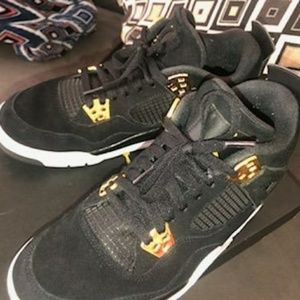 Air Jordan 4 Retro BG
Black/Metallic Gold-White 
7